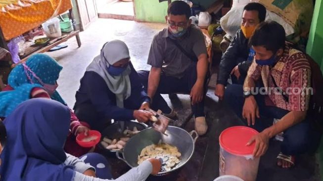 Pelatihan warga binaan menanam pohon dan membuat keripik pisang oleh Kelompok Wanita Tani Sukamaju di Dusun Palihan, Desa Sidomulyo, Kecamatan Bambanglipuro, Bantul, Rabu (14/10/2020). - (SuaraJogja.id/Hiskia Andika)