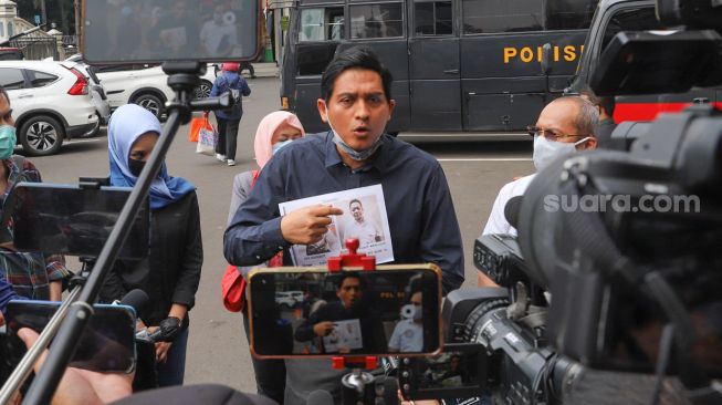 Aktor Lucky Hakim saat menemui awak media usai menyambangi Polres Metro Jakarta Selatan, Rabu (14/10). [Suara.com/Alfian Winanto]