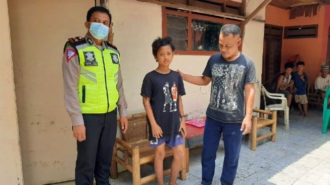 Polres Tangsel menemui Rangga (14), bocah yang jadi korban tabrak lari dan terlindas mobil di Alam Sutera, di kediamannya, Rabu (14/10/2020). [Dok. Laka Lantas Polres Tangsel] 