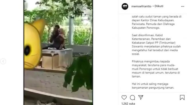 Pasangan mesum di sebuah taman tertangkap kamera. (Instagram/@memoefriantto)