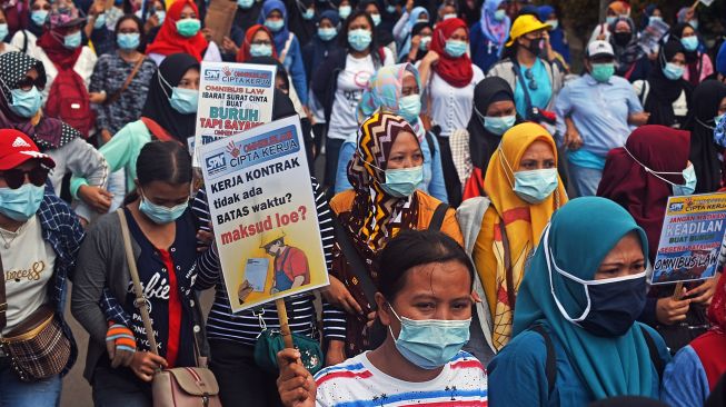Ratusan demonstran yang tergabung dalam Konfederasi Serikat Pekerja Nasional (KSPN) berunjuk rasa menolak pengesahan Undang-undang Cipta Kerja di Alun-alun Serang, Banten, Rabu (14/10/2020).  [ANTARA FOTO/Asep Fathulrahman]