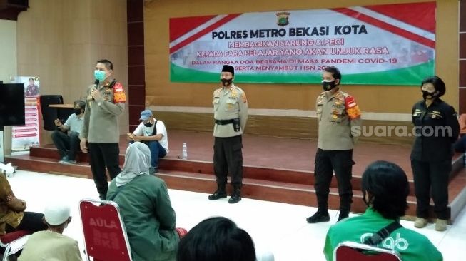 Kapolres Metro Bekasi Kota Kombes Wijonarko dalam acara penyuluhan kepada para pelajar yang diamankan saat hendak ikut Aksi 1310 menolak UU Cipta Kerja, Rabu (14/10/2020). [Suara.com/Mochamad Yacub Ardiansyah]