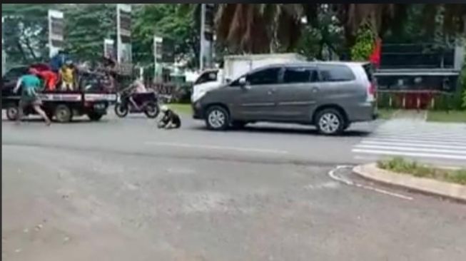 Nasib pahit bocah terlindas mobil saat hendak menumpang pikap (Facebook)