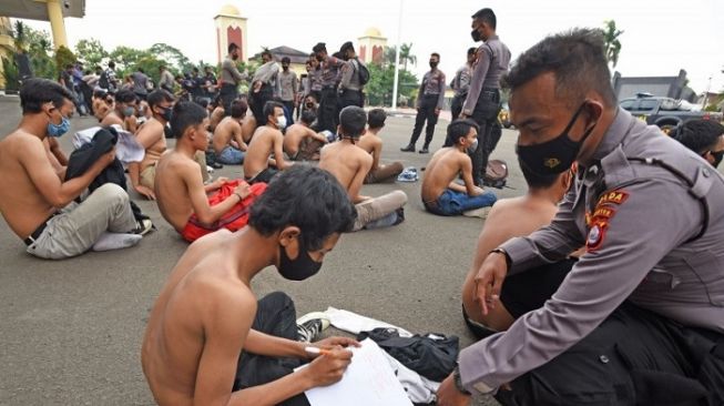 Diduga Hasut Anak STM Demo Rusuh, 5 Admin Akun Medsos Dicokok Polda Metro