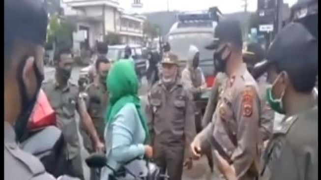 Emak-emak Bentak Petugas Karena Tak Terima Ditilang, Endingnya Malah Begini