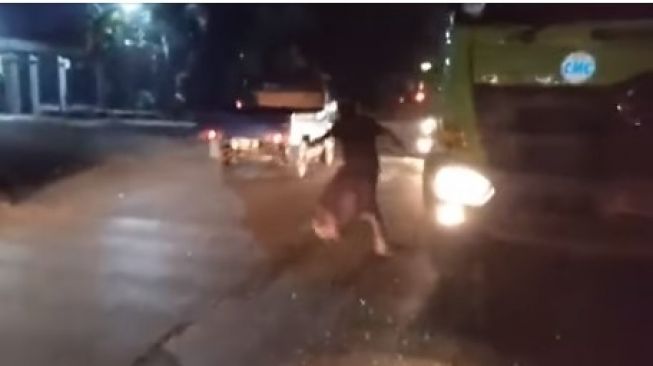 Sopor truk kabur menyelamatkan diri dari amukan bocah-bocah (FacebooK)