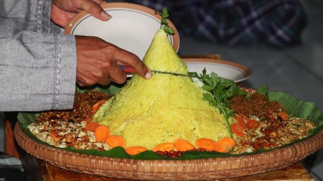 Benar-Benar Mirip Aslinya, Wanita Ini Bikin Kreasi Tumpeng dari Puding