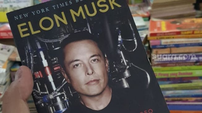Buku karya Ashle Vance tentang Elon Musk yang menjadi sumber penulisan naskah film "SpaceX" [Suara.com/Pebriansyah Ariefana].