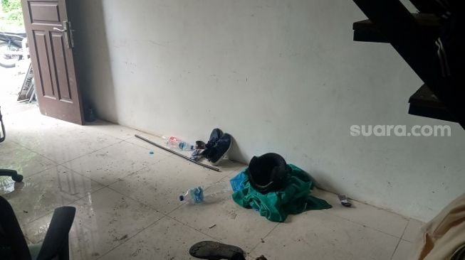 Kondisi Markas GPII rusak diduga akibat diserang aparat kepolisian. (Suara.com/Arga)