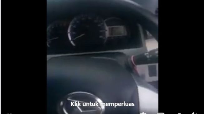 Cara Unik Pemobil Saat Tersesat di Jalan, Nggak Terpikirkan Nih