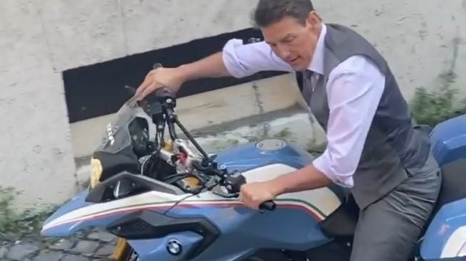 Tom Cruise kedapatan menunggang BMW R 310 GS ketika shooting di Italia [screen shot Instagram: olga_avventura].