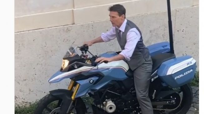 Tom Cruise geber BMW R 310 GS milik polisi patroli saat shooting di Italia [screen shot Instagram: olga_avventura].