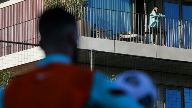 Cristiano Ronaldo saat menonton timnas Portugal latihan di balkon Hotel kamp pelatihan timnas Portugal, Lisabon, Portugal, 13 Oktober 2020.  [Diogo PINTO / Federasi Sepak Bola Portugis (FPF) / AFP]
