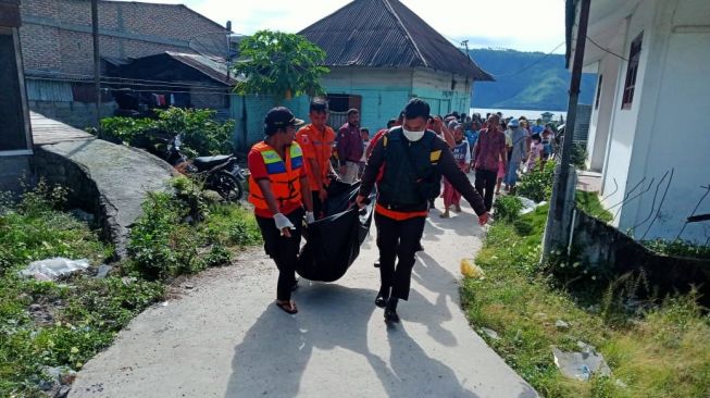 Terpeleset Usai Beri Makan Ikan, Pria Ditemukan Tewas di Danau Toba