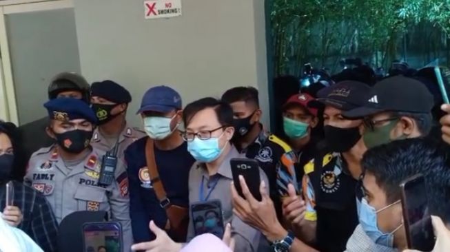 Rumah Sakit Umumkan Jenasah Negatif Covid-19, Keluarga Bersorak Gembira