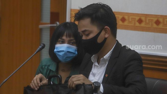 Aktris Vanessa Angel berkonsultasi dengan pengacaranya saat sidang kasus dugaan penyalahgunaan dan kepemilikan narkotika di Pengadilan Negeri Jakarta Barat, Kamis (15/10). [Suara.com/Alfian Winanto]