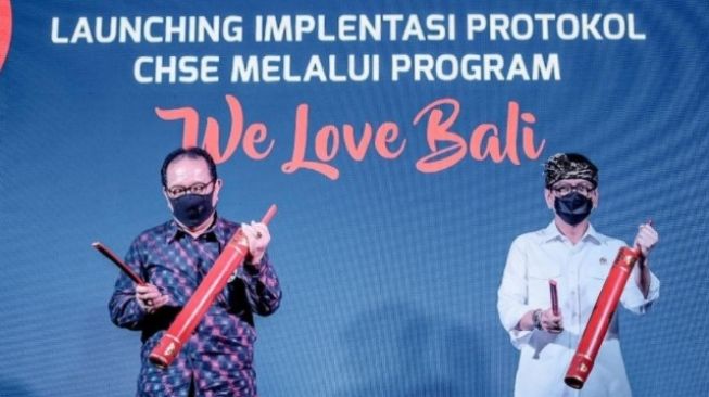 Menteri Pariwisata dan Ekonomi Kreatif/Kepala Badan Pariwisata dan Ekonomi Kreatif Wishnutama Kusubandio (kanan) didampingi Wagub Bali Cokorda Artha Ardana Sukawati saat pembukaan program We Love Bali di Gianyar, Bali (14/10). (Antara/I Komang Suparta)