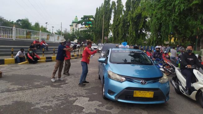 Batal ke Istana, Massa Buruh GBJ Hanya Berorasi di Pulogadung