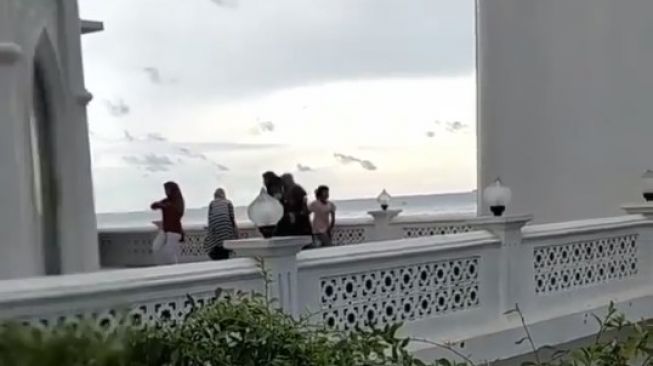 Empat perempuan berjilbab joget-joget di teras luar Masjid Al Hakim, Jalan Samudra, kawasan Pantai Padang.  (infopadang_)