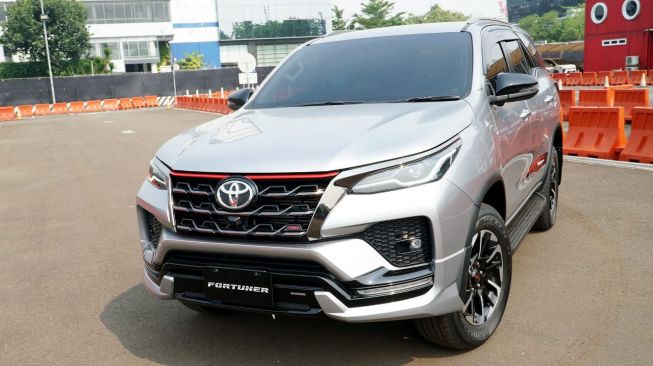 Grille dan garnish pada lampu LED New Toyota Fortuner dibuat lebih besar dengan desain baru yang lebih segar sehingga tampak kian dominan dan berkelas [PT Toyota Astra Motor]. 