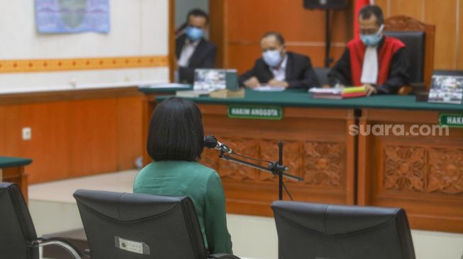 Aktris Vanessa Angel ketika menjalani sidang kasus dugaan penyalahgunaan dan kepemilikan narkotika di Pengadilan Negeri Jakarta Barat, Kamis (15/10). [Suara.com/Alfian Winanto]