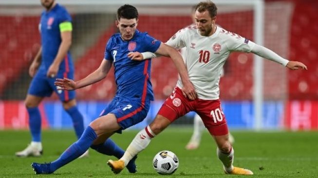 Gelandang Denmark Christian Eriksen (kanan) berebut bola dengan bek Inggris Declan Rice saat laga UEFA Nations League di Wembley stadium. DANIEL LEAL-OLIVAS / POOL / AFP