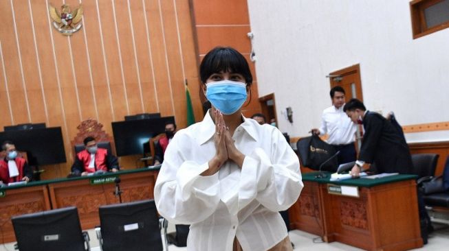 Terdakwa kasus kepemilikan psikotropika Vanesza Adzania alias Vanessa Angel memberi salam usai mengikuti sidang perdana di Pengadilan Negeri Jakarta Barat, Jakarta, Senin (31/8/2020).[ANTARA FOTO/Sigid Kurniawan]