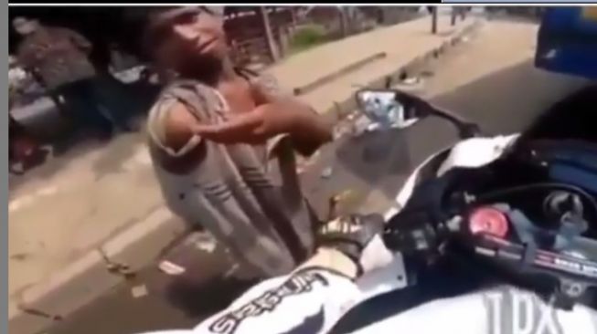 Cara Pemotor Bikin Jera Pengemis yang Pura-pura Cacat, Savage Banget!