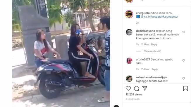 Video perseturuan dua remaja gadis akibat memperebutkan seorang lelaki. - (Instagram/@energisolo)