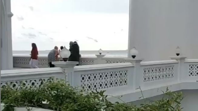 Empat perempuan berjilbab joget-joget di teras luar Masjid Al Hakim, Jalan Samudra, kawasan Pantai Padang.  (infopadang_)
