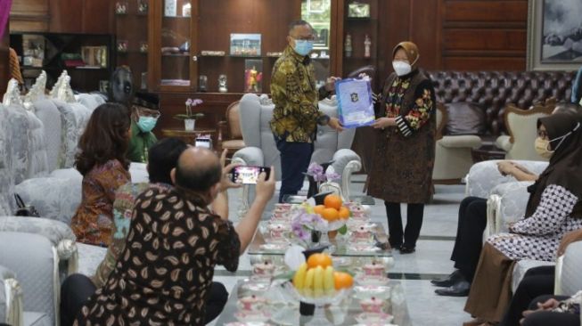 Jaga Kerukunan Warga, Tri Rismaharini Beri IMB Gratis bagi Rumah Ibadah