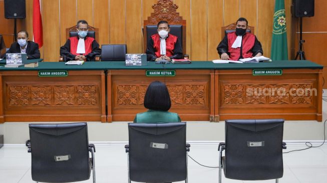 Aktris Vanessa Angel saat menjalani sidang kasus dugaan penyalahgunaan dan kepemilikan narkotika di Pengadilan Negeri Jakarta Barat, Kamis (15/10). [Suara.com/Alfian Winanto]