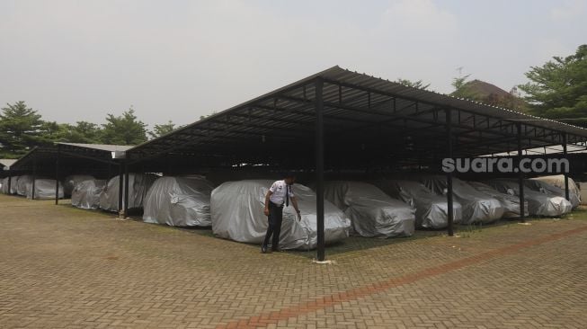 Petugas keamanan berjaga di Gudang Terpadu Pegadaian, Kebon Nanas, Jakarta, Kamis (15/10/2020). [Suara.com/Angga Budhiyanto]