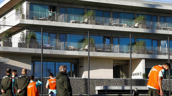 Cristiano Ronaldo saat menonton timnas Portugal latihan di balkon Hotel kamp pelatihan timnas Portugal, Lisabon, Portugal, 13 Oktober 2020.  [Diogo PINTO / Federasi Sepak Bola Portugis (FPF) / AFP]