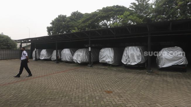 Petugas keamanan berjaga di Gudang Terpadu Pegadaian, Kebon Nanas, Jakarta, Kamis (15/10/2020). [Suara.com/Angga Budhiyanto]