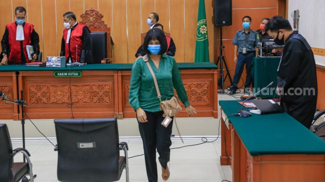 Aktris Vanessa Angel berjalan keluar ruang sidang usai menjalani sidang kasus dugaan penyalahgunaan dan kepemilikan narkotika di Pengadilan Negeri Jakarta Barat, Kamis (15/10). [Suara.com/Alfian Winanto]