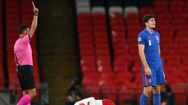 Bek Timnas Inggris, Harry Maguire (kanan) diganjar kartu merah oleh wasit pada laga UEFA Nations League 2020/2021 kontra Denmark di Wembley, London, Kamis (15/10/2020) dini hari WIB. [DANIEL LEAL-OLIVAS / POOL / AFP]