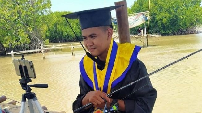 Alamak! Pemuda Ini Lakukan Wisuda Sambil Mancing