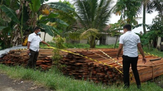 Polair Amankan Seribu Kayu Ilegal di Kubu Raya