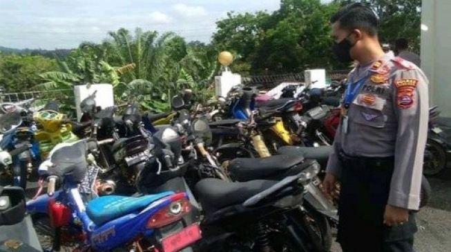 Puluhan Kendaraan Numpuk Jadi Besi Tua di Mapolres Sijunjung