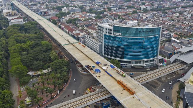 Foto udara pembangunan ruas tol layang Kelapa Gading-Pulogebang di Kelapa Gading, Jakarta, Kamis (15/10/2020).  [ANTARA FOTO/Hafidz Mubarak]