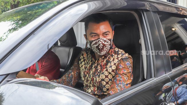 Aktor Anjasmara menyapa awak media dari dalam mobilnya usai menghadiri acara pernikahan Nikita Willy dan Indra Priawan di Jatiwaringin, Bekasi, Jawa Barat, Jumat (16/10). [Suara.com/Alfian Winanto]