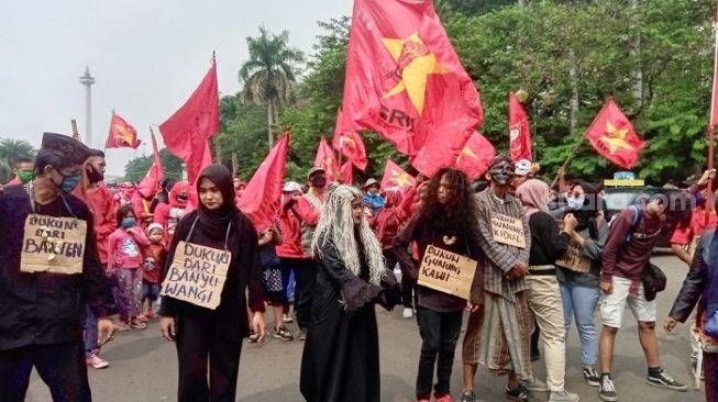 Buruh dari SRMI saat menggelar aksi tolak UU Cipta Kerja di depan Istana Negara. (Suara.com/Arga).