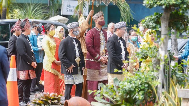 Rombongan calon mempelai Pria, Indra Priawan saat tiba di rumah Nikita Willy di Jatiwaringin, Bekasi, Jawa Barat, Jumat (16/10). [Suara.com/Alfian Winanto] 