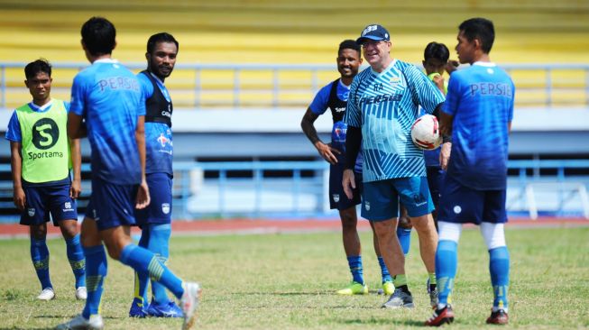 Pelatih Persib Bandung Robert Rene Alberts (memakai topi) memimpin latihan rutin anak asuhnya di lapangan Arcamanik, Bandung, Jumat (16/10/2020). [Dok. Persib]