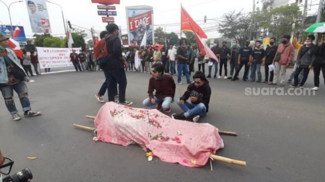 Bawa Keranda Mayat, Mahasiswa di Serang Minta 14 Kawannya Dibebaskan