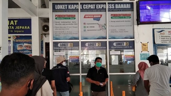 Sejumlah wisatawan tengah antre membeli tiket kapal penyeberangan ke Karimunjawa di Pelabuhan Kartini Kabupaten Jepara, Jawa Tengah, Jumat (16/10/2020). (ANTARA/Akhmad Nazaruddin Lathif) 