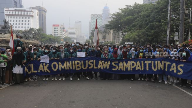 Sejumlah mahasiswa yang tergabung dalam Badan Eksekutif Mahasiswa Seluruh Indonesia (BEM SI) menggelar aksi unjuk rasa di kawasan Patung Kuda, Jakarta, Jumat (16/10/2020). [Suara.com/Angga Budhiyanto]