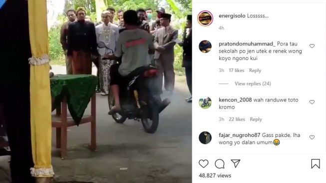 Lewat Tempat Resepsi Pernikahan Naik Motor, Pria Ini Banjir Dukungan