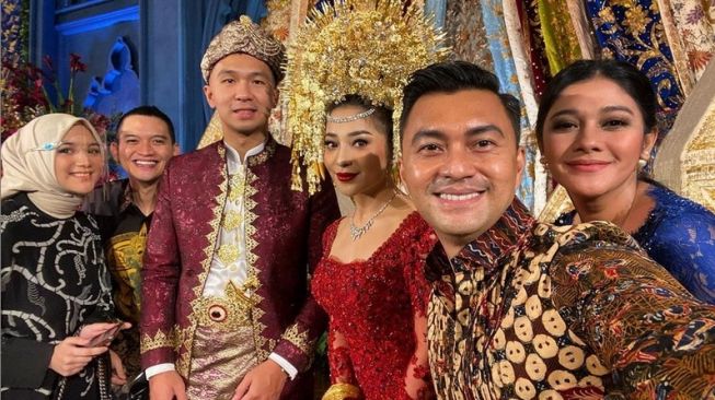 Pernikahan Nikit Willy dan Indra Priawan dihadiri sejumlah rekan artis seperti Anjasmara, Naysila Mirdad, Rezky Aditya dan istri, Citra Kirana. [Instagram Anjasmara]